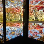 茶室 真和亭 - 黒いテーブルへの紅葉の映り込みが美しい…