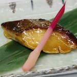 魚伊三 - 【カラスがれい西京焼き】オリジナルの海鮮西京味噌に３日間漬け込み、ふんわりと柔らかく仕上げた人気の逸品です。
