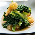 魚伊三 - 【小松菜と油揚げの辛し和え】旬の小松菜を出汁で炊き上げ油揚げを加え、隠し味に辛子を加えたさっぱりとした定番商品です。