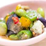 魚伊三 - 【夏野菜彩り和え】旬の野菜である茄子・オクラ・枝豆を彩りよく和え、バジルをきかせた洋風味に仕上げた逸品です。