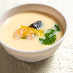 魚伊三 - 【茶碗蒸し】かつお出汁がきいた職人技が光る逸品です。海老・鶏肉・椎茸・銀杏・三つ葉・ゆずを加えております。