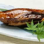 魚伊三 - 【まぐろの大かま焼き】練馬区公認ねりコレ認定商品。１匹から２本しか取れない貴重なカマを醤油ベースの甘タレにしっかり漬け込み焼き上げました。ボリュームたっぷりの希少価値のある逸品です。