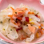 魚伊三 - 【サーモンと冬瓜のマリネ】旬の冬瓜を使ったさっぱりとしたマリネ。サーモンを加えて旨味を足した逸品です。