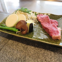 佐賀牛 季楽 銀座  - 季楽 鉄板焼き：国産牛サーロイン 150g 　ニンニク醤油、ヒマラヤ岩塩、柚子胡椒、山葵で　季節の焼き野菜：玉葱、生キクラゲ、伏見唐辛子、茄子、モヤシ、ニラ3