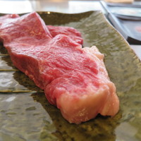 佐賀牛 季楽 銀座  - 季楽 鉄板焼き：国産牛サーロイン 150g 　ニンニク醤油、ヒマラヤ岩塩、柚子胡椒、山葵で　季節の焼き野菜：玉葱、生キクラゲ、伏見唐辛子、茄子、モヤシ、ニラ1