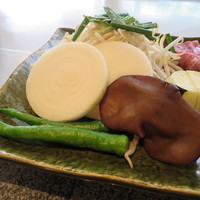 佐賀牛 季楽 銀座  - 季楽 鉄板焼き：国産牛サーロイン 150g 　ニンニク醤油、ヒマラヤ岩塩、柚子胡椒、山葵で　季節の焼き野菜：玉葱、生キクラゲ、伏見唐辛子、茄子、モヤシ、ニラ2