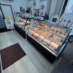 魚伊三 - 店内は小さなスペースですが、内装はデパ地下を意識しており清潔感ある空間です。
