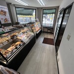 魚伊三 - 店内は小さなスペースですが、内装はデパ地下を意識しており清潔感ある空間です。