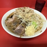 ラーメン二郎 一橋学園店 - 小ラーメン麺半分　ヤサイ少なめ、ニンニク、アブラ　900円