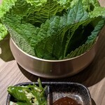 焼肉 いりわ - 緑も綺麗
青唐辛子、ニンニクと一緒に巻いて
