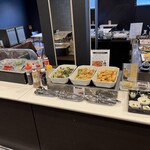 グリーンリッチホテル大分都町 - 料理写真:【宿　朝食】標準的な和定食に加え、とり天やニラ豚など大分名物も並んでいたが、朝の時間帯には脂ものが重く感じられ、結局は明太子中心の控えめな朝食となった。