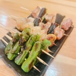 304867585 - 串三種類（ししとう、ぼんじり、ねぎま）