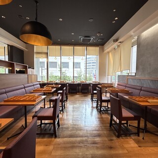 天井が高くモダンな雰囲気の店内は、席間隔も広く、ゆったりと。