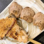 三酉屋 - 手羽先154円、はつ塩176円