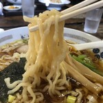いげたや - 麺の打ち方は、白河の流儀です。
太めでウェーブのかかった手打ち中華麺。