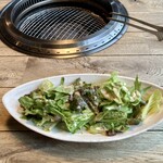 肉の青木商店 - グリーン&サニーレタス中心のサラダ