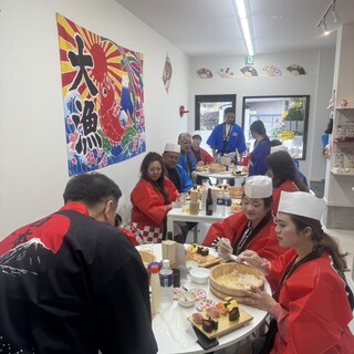 在專業壽司師傅的指導下，享受正宗壽司握製體驗◎