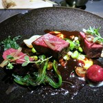 エクアトゥール - 夏鹿のロースト　フォン・ド・ボーのソースとフランボワーズ　