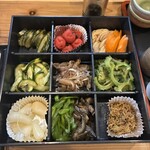 蕎麦前 ひな - 箸休めとは言わせない豪華メンバー。全種制覇。
      自分で小皿にとります。