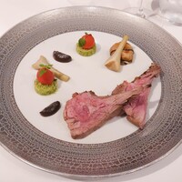 ドミニク・ブシェ トーキョー - フランス産子羊のロティ、ナスのファルシィ、ジュダニョー