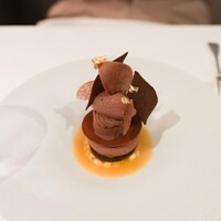 ドミニク・ブシェ トーキョー - 少しビターなチョコレート、アイスのデザート