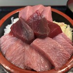 海の幸 翔 - カマトロ・大トロ・中トロ・赤身・中落ち丼(アップ)