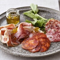 ハモンセラーノとサラミの盛り合わせ