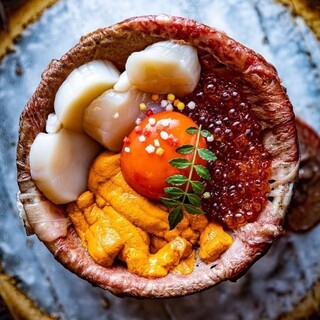 イクラ・ウニなどのトッピングのほか、味変が楽しめる薬味も充実