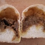 fig - カレーパン……断面。  三鷹の名店『ブルーバード』のキーマカレーが入っている。
