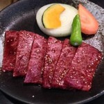 炉萬館 - 極上カルビランチ
            
            このお肉と ライス赤だしサラダキムチが付いて
            約¥1500