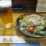 生ビールとしらすサラダ(ハーフ)