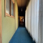 精進薬膳IPPUKU - 長〜い廊下の先が入口なりね(´ω｀)