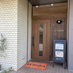 LA PIZZICA - お店入口の外観