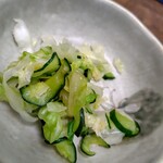 かぎもとや - 皆に提供されるキャベツとキュウリの塩揉み
