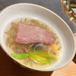 304932477 - ジュンサイとスッポンのお出汁に浮かぶリブロースのしゃぶしゃぶ。その脂で沢煮風に仕上げました