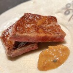 304932417 - サーロインが焼きあがりました。薬味は麦味噌です。