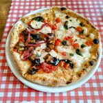 ラ フォルトゥーナ - ハーフ＆ハーフの左側が揚げなすとサラミ 右側がエビとフレッシュトマトです。プラス￥55で２種類味わえるのは最高です。
                                