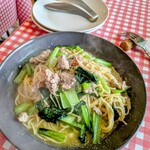 ラ フォルトゥーナ - 左上の肉ゴロゴロがサルシャチャで、小松菜と細麺のパスタの相性バッチリです。塩加減が丁度良く大盛りにして正解でした。最後にデザートを食べるつもりが満腹満腹で次回へとなりました。