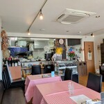 ラ フォルトゥーナ - 店内全景。オーナーさんの許可を得て撮影。全席で18席。狭いとの評価だったが、1番窓際の予約席でしたが、不便は無かったです。