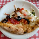 ラ フォルトゥーナ - ハーフ＆ハーフを8分割してくれていて、とても食べやすかったです。これが一人前の1/2です。小さく切って揚げた揚げナスと千切り様のサラミが本当に合う。右側のエビとトマトがたっぷりでチーズとまた合う。
                                
                                