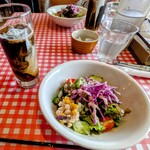 ラ フォルトゥーナ - サラダとドリンクで選択したアイスコーヒー   サラダはレタス、とてつもなく甘いミニトマト、オクラ、キュウリ、コーンと豆をマヨで和えたものが入っていてとても美味しかった。
                                