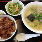 桂林 - ラーメン(塩)と焼肉丼セット