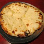 タンドールバル カマルプール - ('14/09）ゴルゴンゾーラクルチャ（750円）通常のチーズクルチャに比べて円熟みが感じられる味でした。はちみつの甘みがｇｏｏｄ！