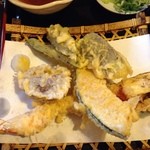 天ざるのてんぷら（後からトウモロコシ来ました）