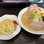 麺や hide - 魚介豚骨味噌（950円）、半チャーハン（400円）、チャーシュー（+170円）、味付け卵（+150円）
