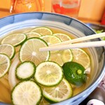 ふる里うどん  - この、へべすの薄いカットが
      透けるように美しく♡