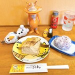 ふる里うどん  - 注文後におにぎりを取って
      おでんは、出来上がるタイミングを見て取ります