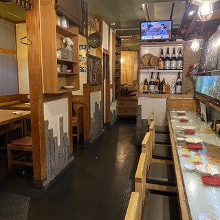 カウンターから個室まで多彩な座席でお客さまをお出迎え