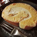 五十鈴川カフェ - ボキらが注文したのは珈琲とケーキのセットで、
      和三盆と白豆のくるりセット 580円。
      クリームには白豆の甘露煮と白餡が練り込まれているそうで、
      とっても上品な甘さです。すごく美味しい～♪