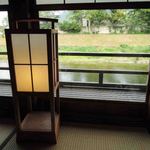 五十鈴川カフェ - ボキらの席からも眺めがいいよ。
      このやすらぎ感・・・カフェに居るとは思えないね～
      